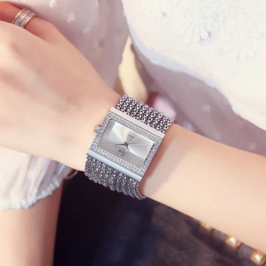 ⌚ SADA 60% POPUSTA! ✨ Kvarcni sat s cirkonima i resicama - elegantan i sjajan, savršen poklon za proslave 💎🎁