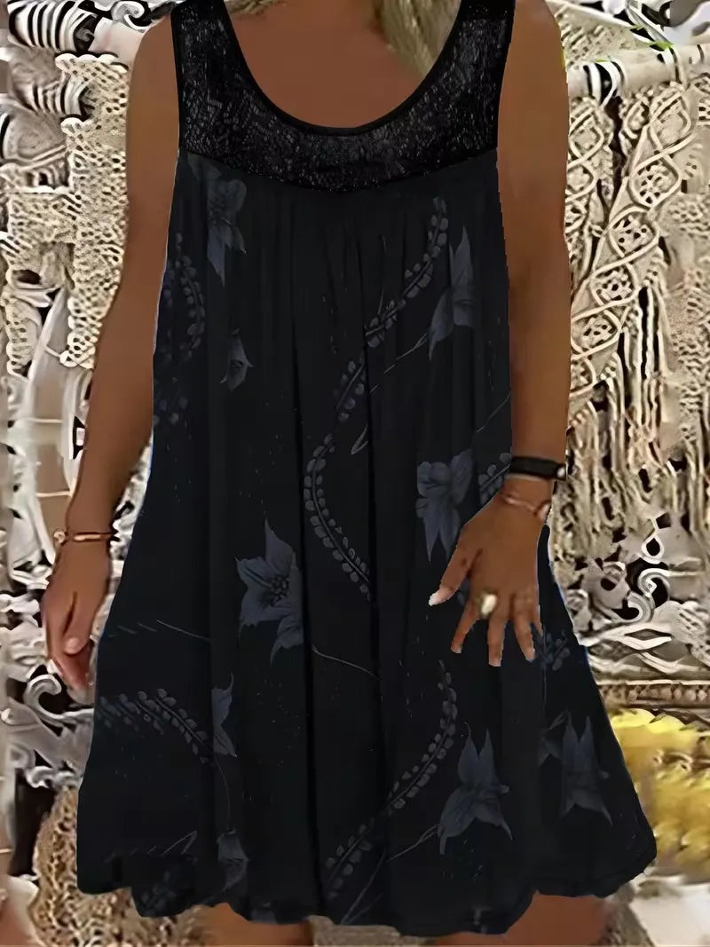 Elegantna maksi haljina za žene većih veličina s okruglim izrezom, bez rukava, čipkom, nabranim uzorkom i patchwork uzorkom.