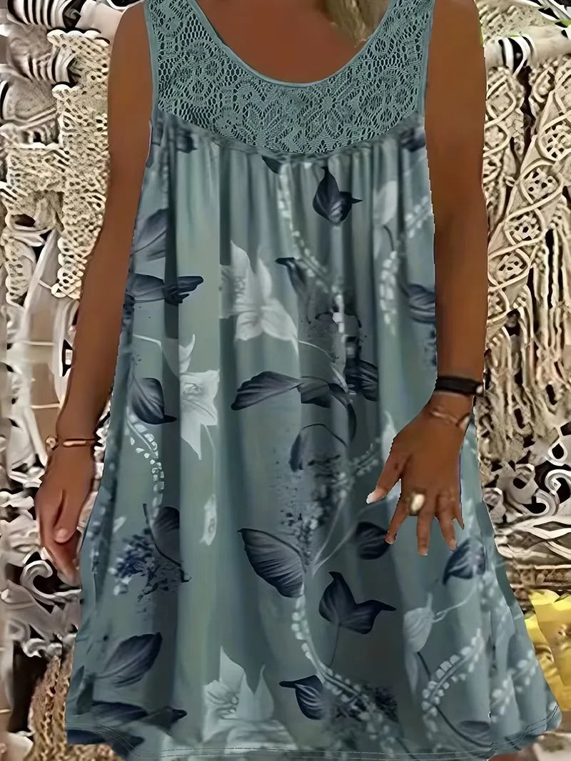 Elegantna maksi haljina za žene većih veličina s okruglim izrezom, bez rukava, čipkom, nabranim uzorkom i patchwork uzorkom.