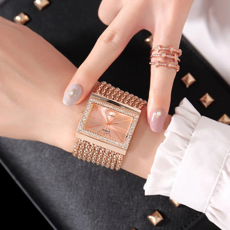 ⌚ SADA 60% POPUSTA! ✨ Kvarcni sat s cirkonima i resicama - elegantan i sjajan, savršen poklon za proslave 💎🎁