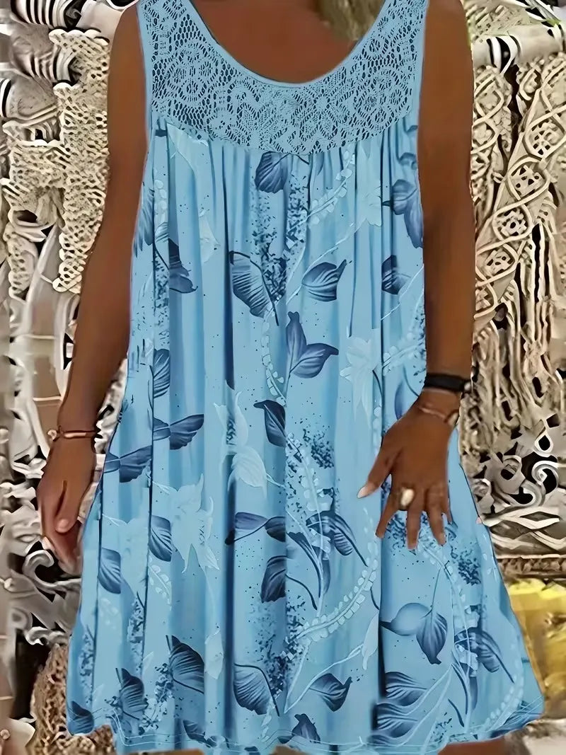 Elegantna maksi haljina za žene većih veličina s okruglim izrezom, bez rukava, čipkom, nabranim uzorkom i patchwork uzorkom.